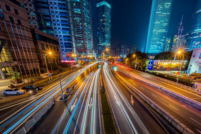 Cidade noturna em movimento de carros em uma avenida