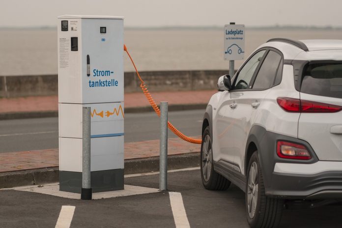 ABB e Eviny instalam o carregador de carro elétrico mais rápido do mundo