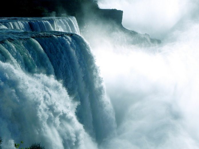 Fotografica de água jorrando em cachoeira