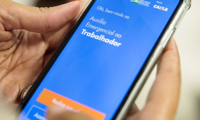 Fotografia de tela do celualr com o aplicativo do auxílio emergencial do governo federal