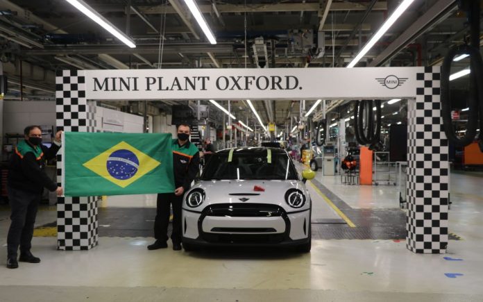 Fotografia do carro elétrico Mini na fábrica em Oxford
