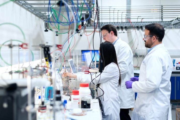 Fotografia de cientistas em laboratório