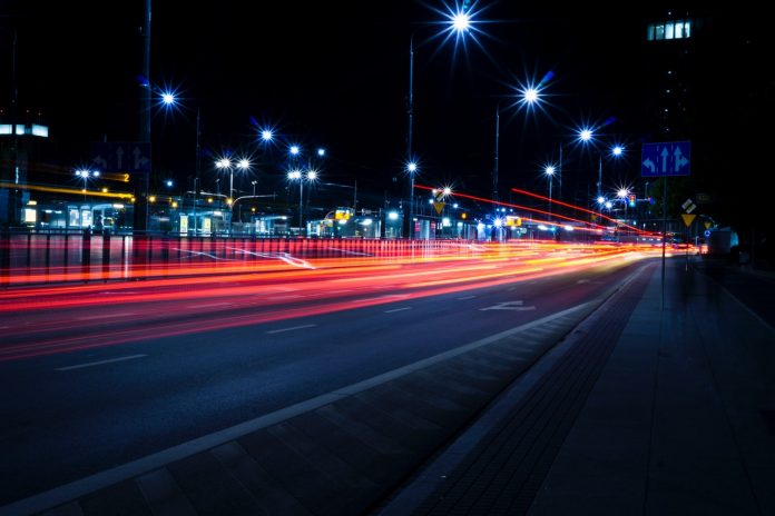 Fotografia noturna de rua destacando a iluminação pública