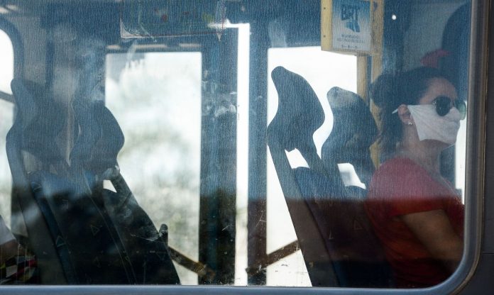 Fotografica de usuária dentro de ônibus coletivo