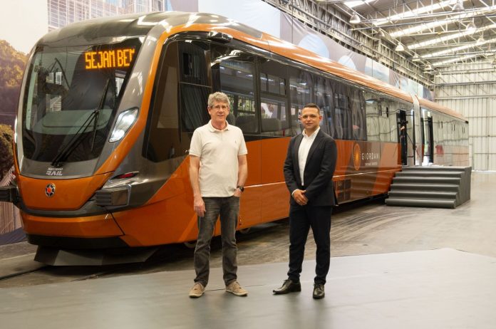 Fotografia de James Bellini, CEO da Marcopolo, e Petras Amaral, business head da Marcopolo Next, na frente do VLT Prosper