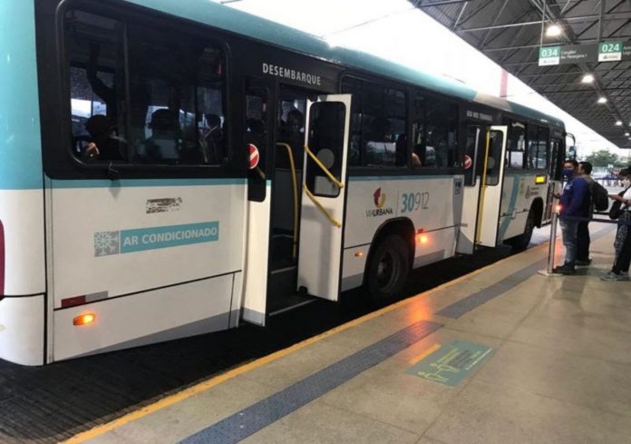 Fotografica de plataforma de embaca com onibus de transporte coletivo urbano