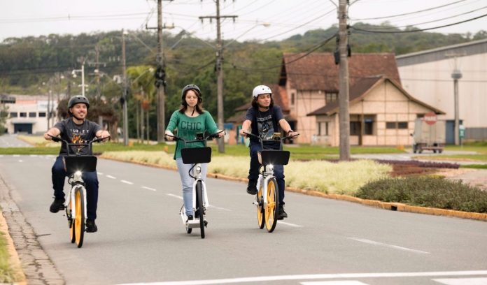 Fotografica de pessoas utilizando deslocamento de STARTUP CATARINENSE DE MICROMOBILIDADE