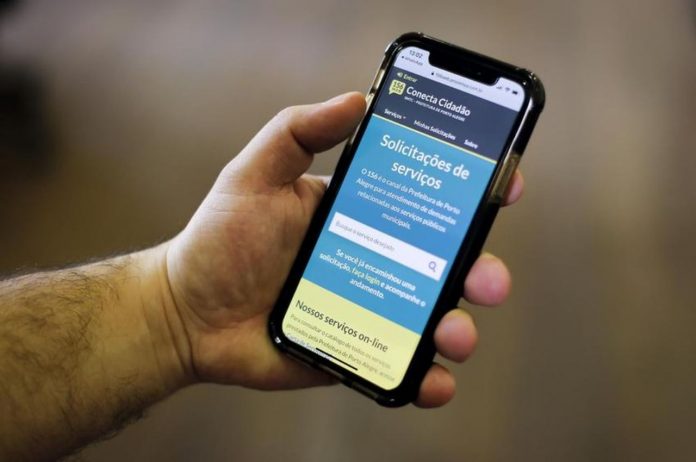 Fotografia de celular com aplicativo de modernização dos canais de comunicação da Prefeitura de Porto Alegre