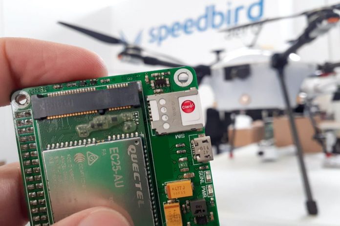 Fotografia de Drone equipado com tecnologia e conectividade da Claro para delivery aéreo