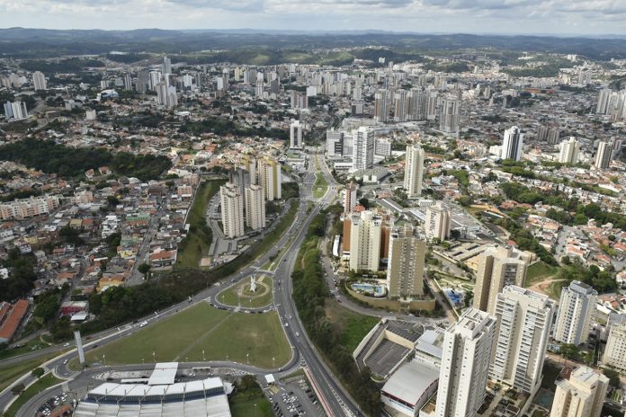 Fotografia de vista aérea da ciade de Jundiaí, em São Paulo