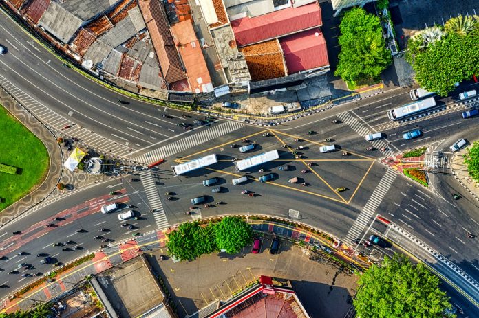 Fotografia de vista aérea de avenida cruzamento urbao