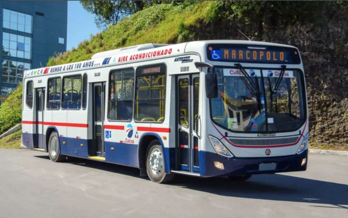 Fotografia de ónibus em avenida