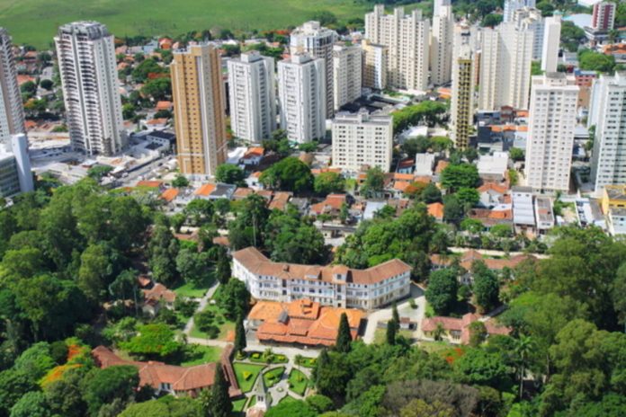Vista aérea da cidade de São José dos Campos exemplo que terá certificação de cidades inteligentes