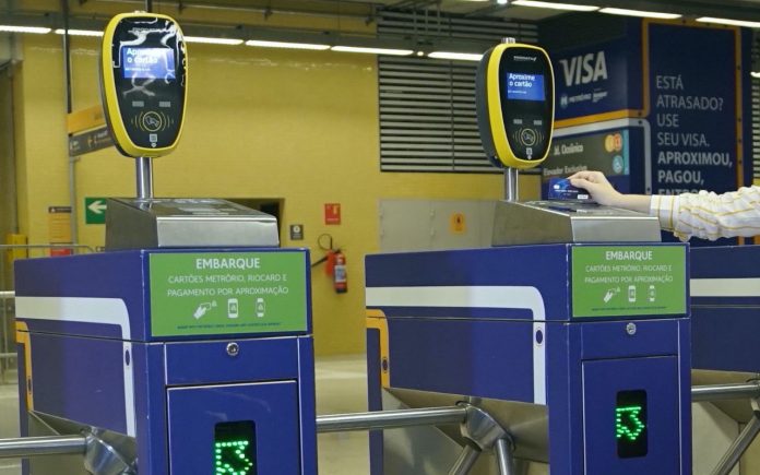 Fotografia de catraca de embarque de metrô com pagamento por aproximação com cartão de crédito
