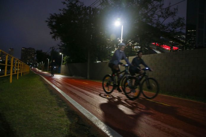 Fotografia de iluminação em ciclovia
