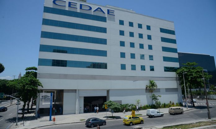 Fachada de edifício em referência ao leilão da Cedae