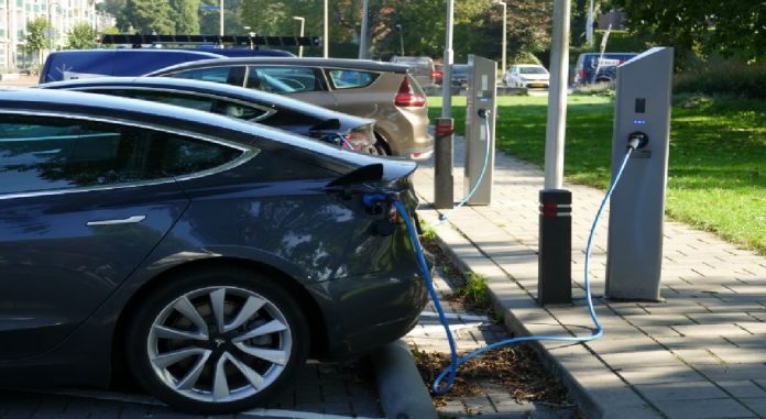 Muitas cidades brasileiras têm procurado se adaptar às transformações necessárias à implantação de infraestrutura para os veículos elétricos.