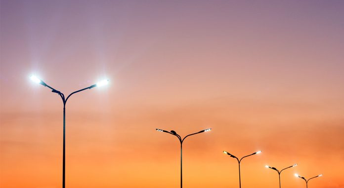 A tecnologia aplicada permite uma melhor gestão da iluminação pública, gerando maior eficiência energética