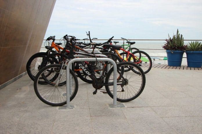 Macaé ganha 900 paraciclos e foca na mobilidade em bicicleta