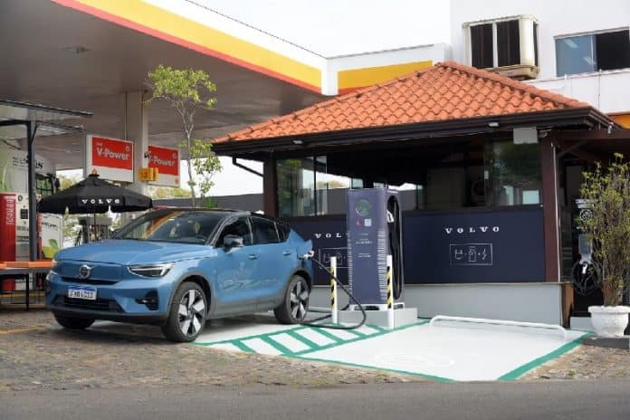 Busca por ponto de recarga de carros elétricos no Brasil dobra em 1 ano