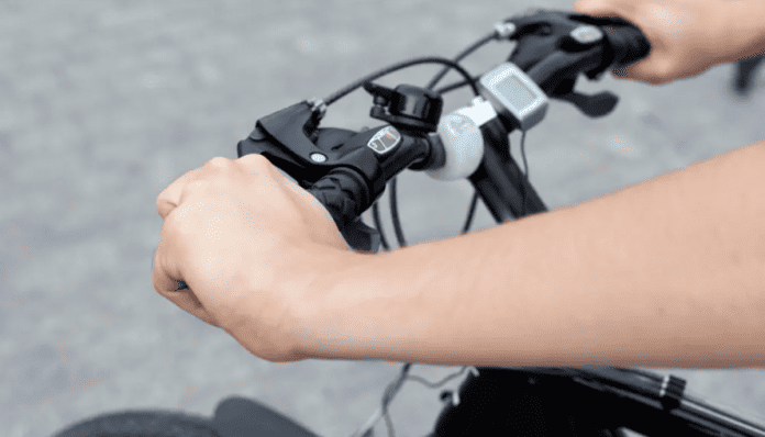 Mobilidade urbana: bicicletas elétricas ganham regulamentação no Brasil e seu uso cresce entre jovens