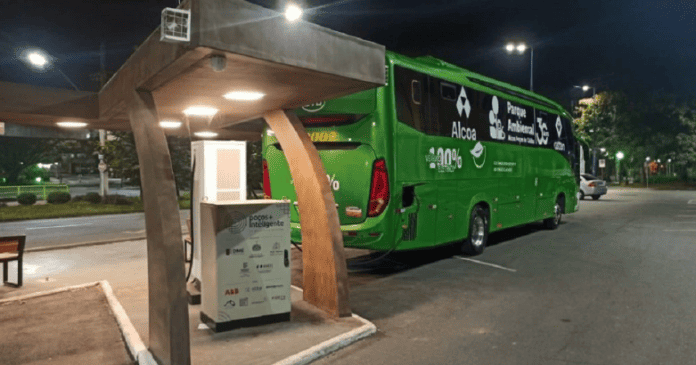 Ônibus elétrico da Alcoa faz abastecimento regular na Estação Mogiana/Fepasa. Foto: Divulgação / Prefeitura de Poços de Caldas.