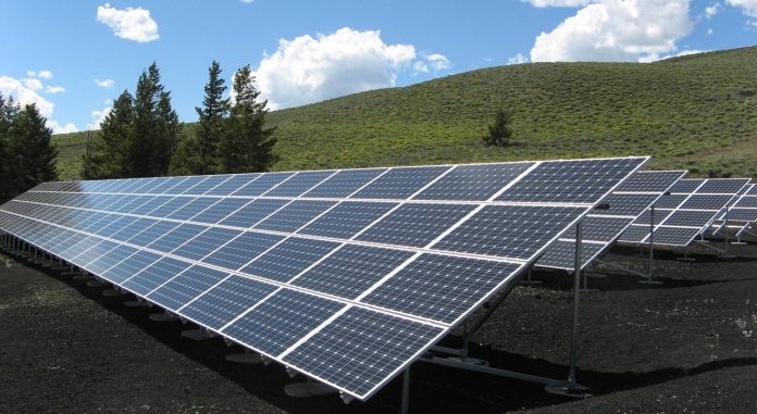 ESPECIALISTA EM EFICIÊNCIA ENERGÉTICA ENSINA COMO CRIAR UM SISTEMA CASEIRO DE CAPTAÇÃO DE ENERGIA SOLAR