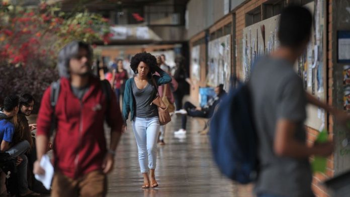 Fotografia de pessoas em movimento em espaço urbano que pode ser entendido como INOVAÇÃO E DIVERSIDADE 