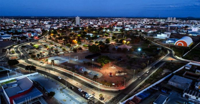 Fotografica noturna aérea relacionada à PPP de Iluminação Pública de Petrolina