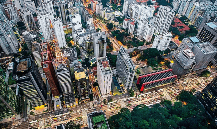 'Em Paris, carros já estariam proibidos no centro', diz pesquisador sobre ar poluído em cidades brasileiras